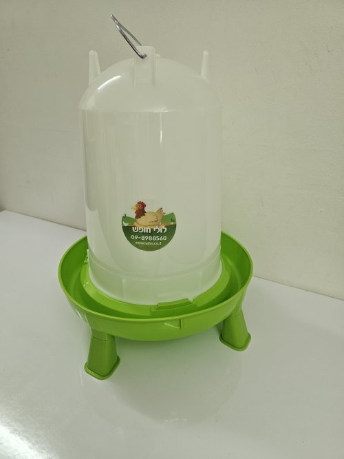 כלי מים ענק עם רגליים