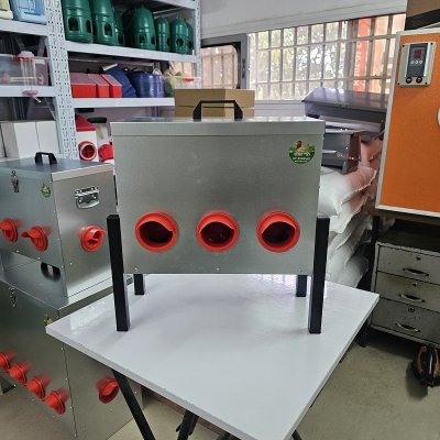 מתקן האכלה חסכוני לתרנגולות 10 קג עם רגליים