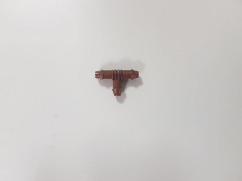 נעץ לחיבור צינור למיכל מים