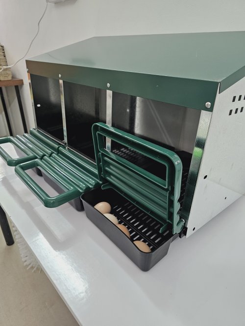 תא הטלה משולש מפח עם תיבת ביצים מוגנת